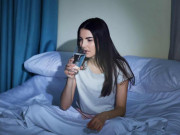Sức khỏe - Có nên uống nước trước khi đi ngủ không? Những người này phải tránh uống trước khi lên giường
