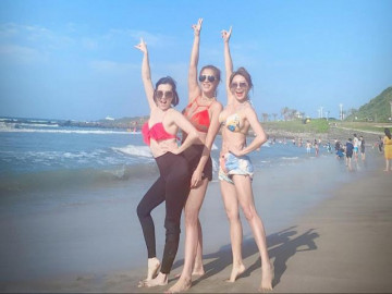Mẹ U50 mặc bikini khoe dáng ở biển, ai cũng chú ý vì trẻ đẹp như chị của con