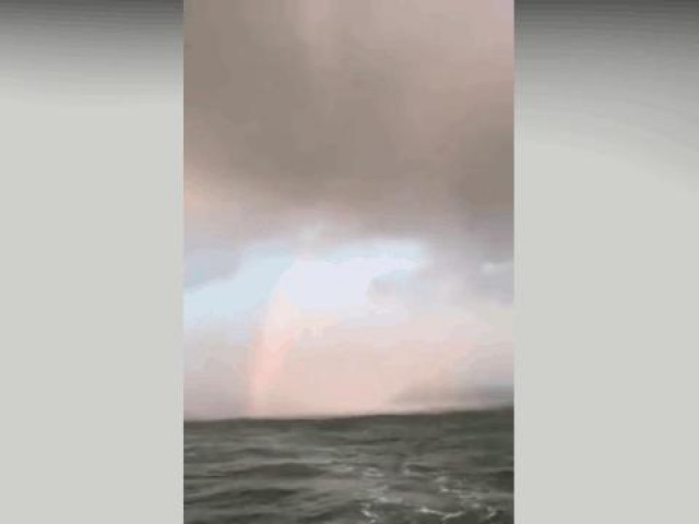 Clip Eva - Vòi rồng và cầu vồng xuất hiện cùng lúc trên biển Cửa Lò