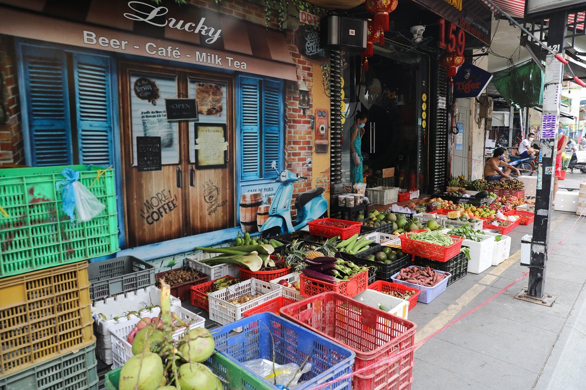 TP.HCM: Hàng loạt quán bar, nhà hàng ở “phố Tây” Bùi Viện chuyển sang bán rau củ, thịt, cá - 2