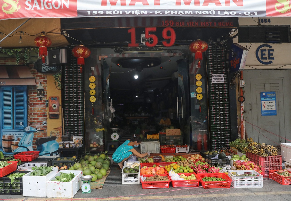 TP.HCM: Hàng loạt quán bar, nhà hàng ở “phố Tây” Bùi Viện chuyển sang bán rau củ, thịt, cá - 4