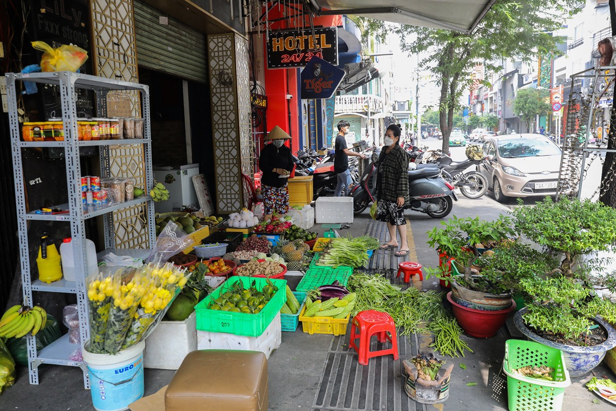 TP.HCM: Hàng loạt quán bar, nhà hàng ở “phố Tây” Bùi Viện chuyển sang bán rau củ, thịt, cá - 3