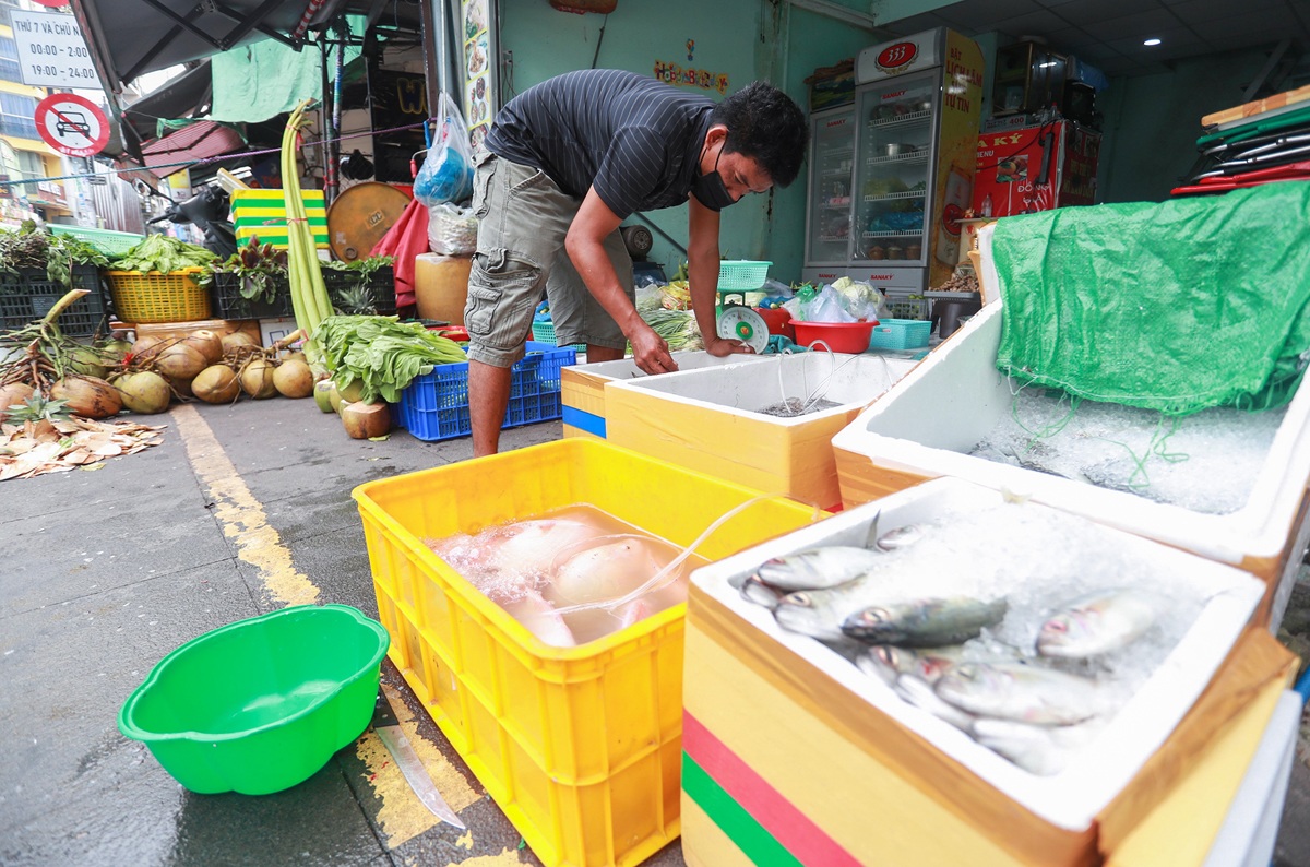 TP.HCM: Hàng loạt quán bar, nhà hàng ở “phố Tây” Bùi Viện chuyển sang bán rau củ, thịt, cá - 13