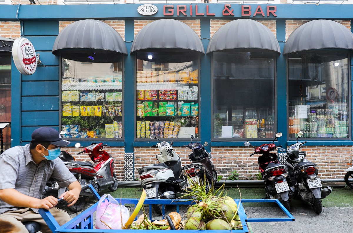 TP.HCM: Hàng loạt quán bar, nhà hàng ở “phố Tây” Bùi Viện chuyển sang bán rau củ, thịt, cá - 11