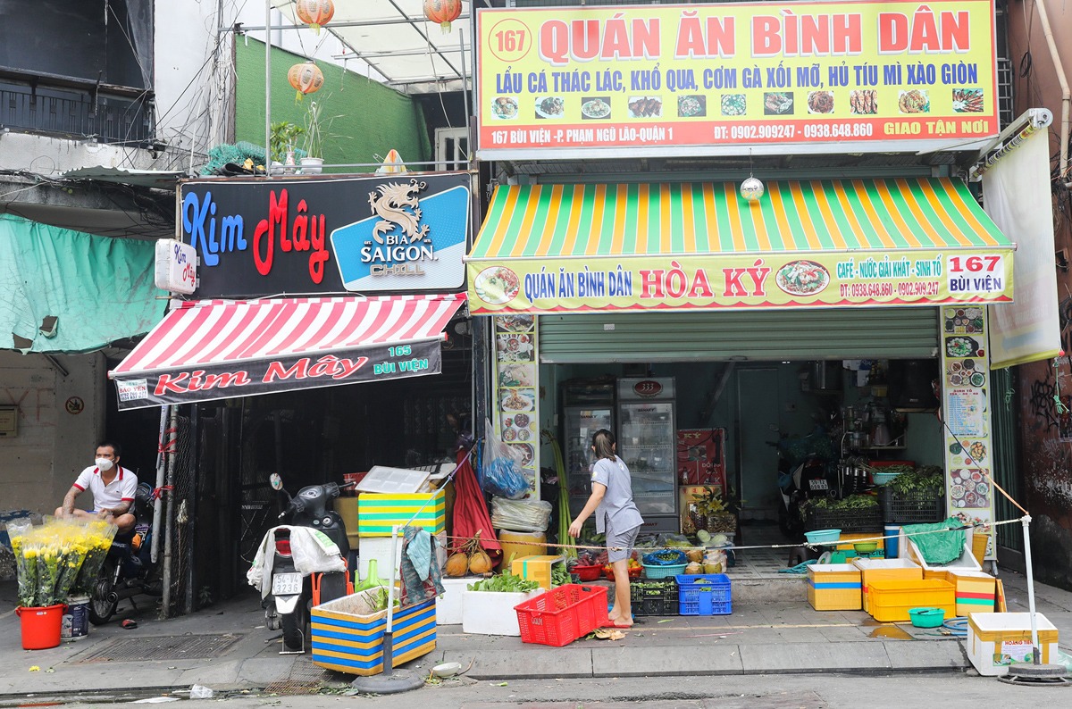 TP.HCM: Hàng loạt quán bar, nhà hàng ở “phố Tây” Bùi Viện chuyển sang bán rau củ, thịt, cá - 12