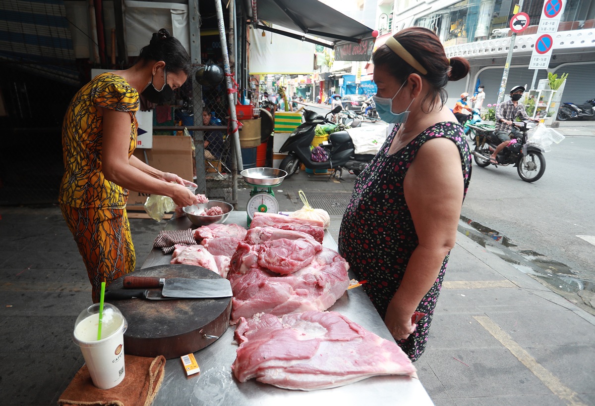 TP.HCM: Hàng loạt quán bar, nhà hàng ở “phố Tây” Bùi Viện chuyển sang bán rau củ, thịt, cá - 14