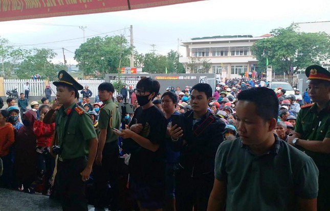 Không thể tổng hợp chính xác số tiền ca sĩ Thủy Tiên hỗ trợ người dân ở Quảng Trị - 1