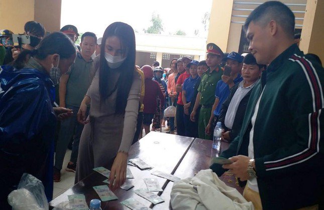 Không thể tổng hợp chính xác số tiền ca sĩ Thủy Tiên hỗ trợ người dân ở Quảng Trị - 3