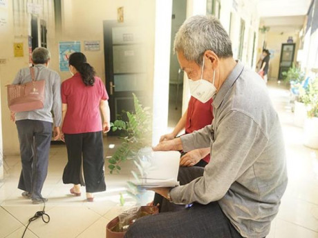 Chồng đưa vợ vào viện tâm thần, chăm như em bé sau những ngày Hà Nội giãn cách