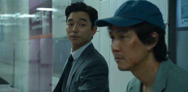 Gong Yoo vào vai Salesman tiếp cận nam chính Seong Gi Hun để dụ tham gia Squid Game.