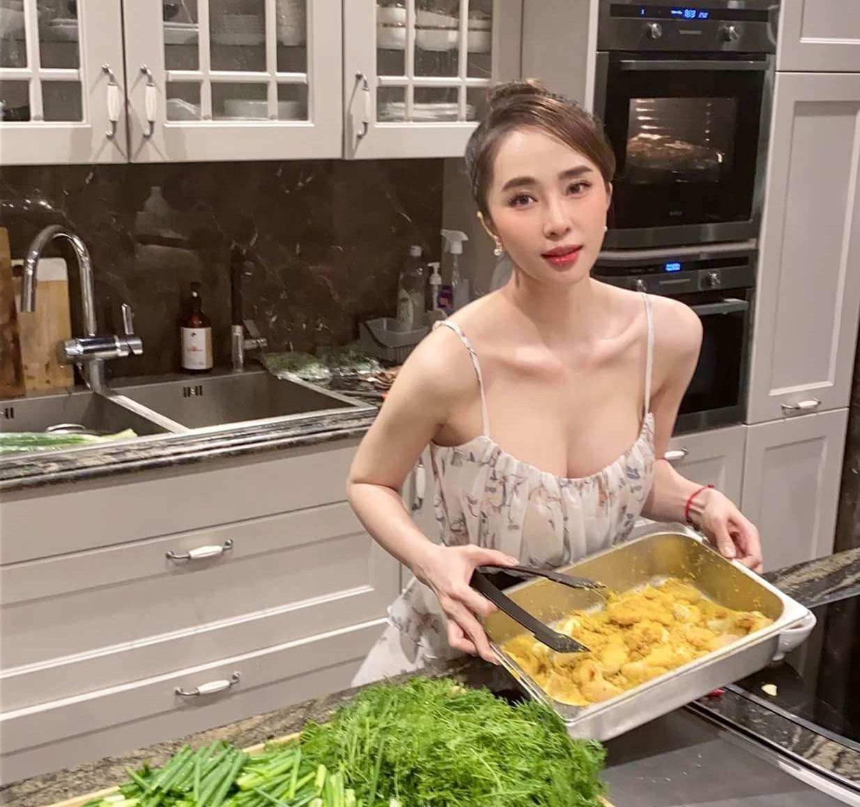 Mấy ai được như Quỳnh Nga: Body mỏng dính, hàng xương biểu tình nhưng vòng 1 vẫn amp;#34;rực lửaamp;#34; - 1