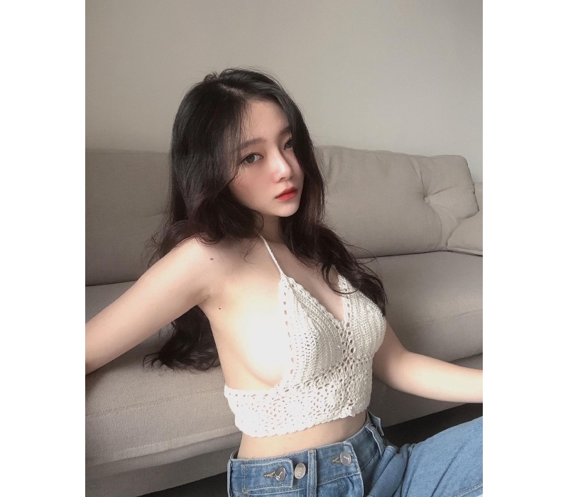 Mới đây, hot girl sinh năm 2k2 tiếp tục gây chú ý khi đăng tải lên instagram loạt hình diện chiếc áo móc bé xíu, hở bạo phần ngực. Trang phục kiệm vải cùng việc chọn góc chụp khéo léo khiến vòng 1 căng mọng của cô nàng trở nên nổi bần bật giữa khung hình.
