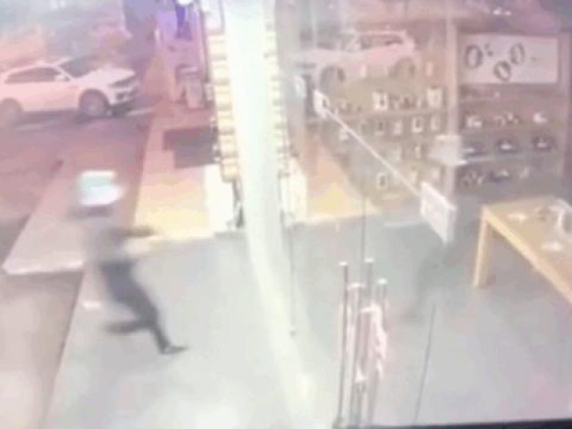 Clip Eva - Clip: Vất vả phá cửa kính, tên trộm lấy phải toàn điện thoại mô hình