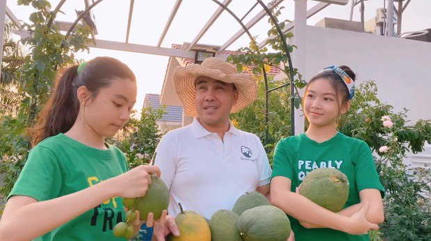 Lăn lộn giúp dân mùa dịch, ngày về nhà triệu đô, Quyền Linh được con tút tát chuẩn nam thần - 16