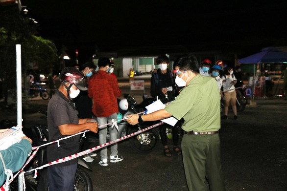 Người dân làm thủ tục tại cửa ngõ vào Bình Phước thuộc xã Tân Lập, huyện Đồng Phú. Ảnh: Báo Tuổi trẻ