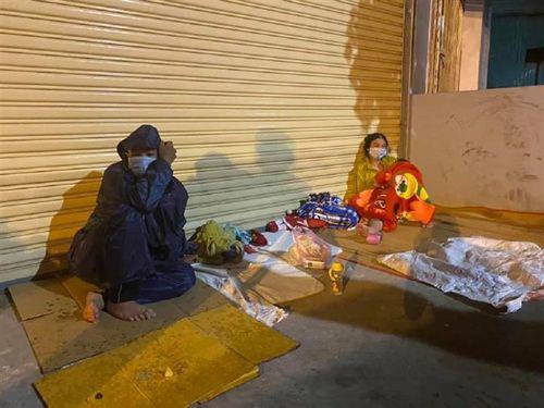 Người nhà ngóng tin chị A. và anh Quyết. Ảnh: VTC New