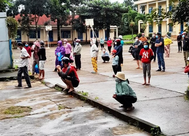 Ngành Y tế lấy mẫu xét nghiệm cho người dân