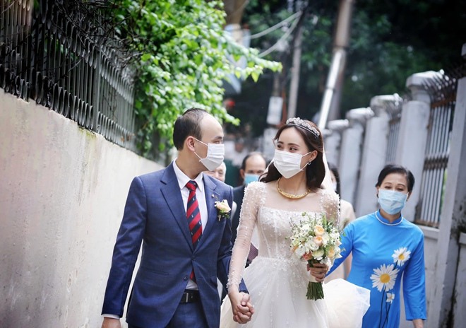 BTV Xuân Anh khoe ảnh đón dâu mùa COVID, 2 vợ chồng cùng bịt khẩu trang, không khách mời, chỉ có gia đình tham dự.