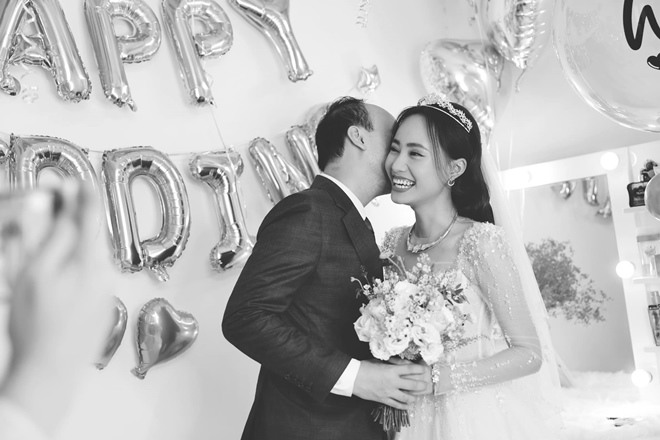 Khoảnh khắc ngọt ngào của cô dâu chú rể khi nắm chặt tay nhau trên đường đón dâu, dành cho nhau ánh nhìn ấm áp hay nụ hôn ở má làm nhiều người thấy hạnh phúc lây.