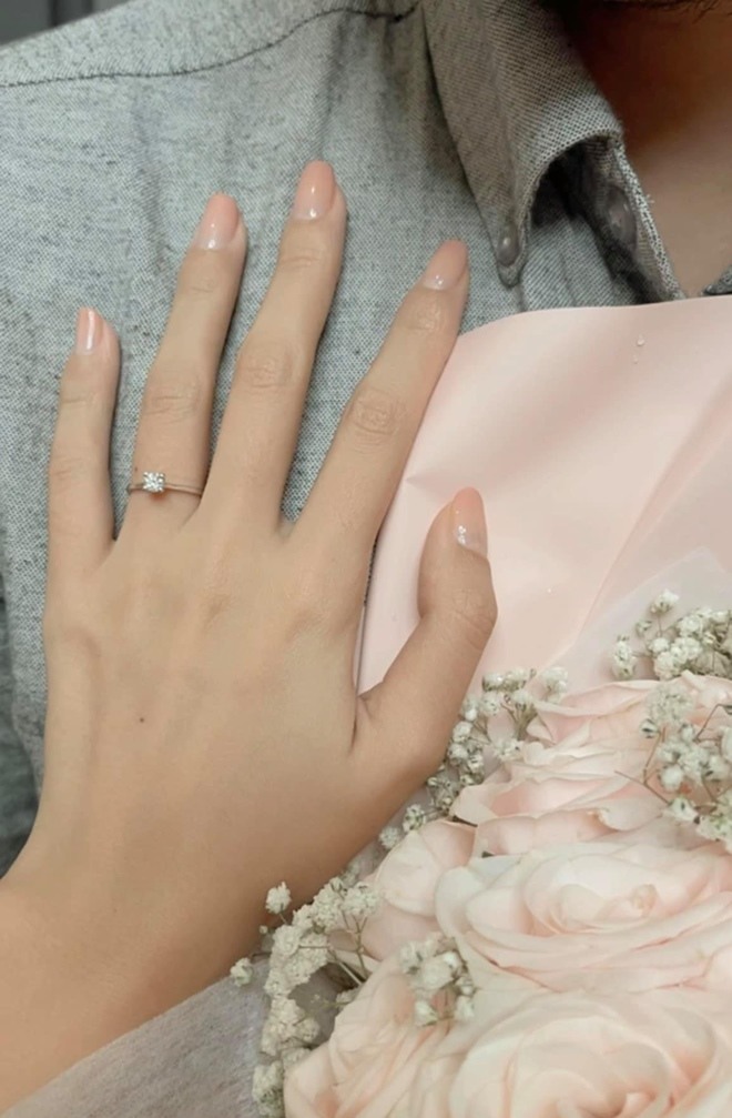 MC Xuân Anh hạnh phúc khi Ngọc Quỳnh luôn chăm sóc chu đáo cho cô từ lúc yêu tới giờ.