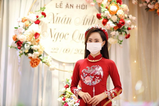 Cô gần như không chuẩn bị gì cho đám cưới, thậm chí còn sẵn sàng tâm lý phải lùi tất cả kế hoạch. Lễ dạm ngõ cũng được tổ chức online.