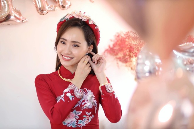 Trước khi Hà Nội thực hiện giãn cách gia đình 2 bên đã chọn ngày phù hợp để làm lễ dạm ngõ, ăn hỏi vào đầu và giữa tháng 9, Xuân Anh hồi hộp theo dõi thông tin hàng ngày.