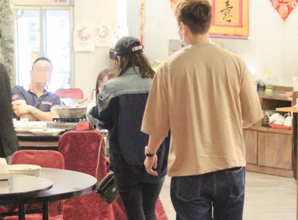 Giả Tịnh Văn và ông xã Tu Kiệt Khải ăn mặc đơn giản có mặt tại nhà hàng.