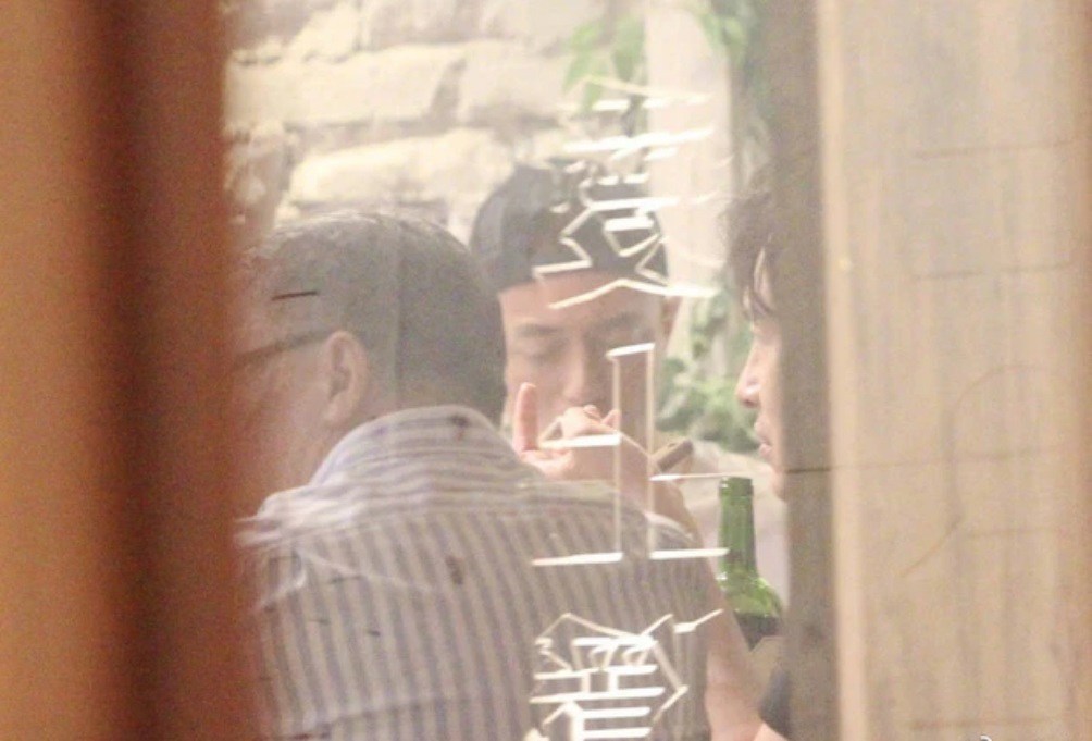 Hoắc Kiến Hoa cũng đi cùng cô.