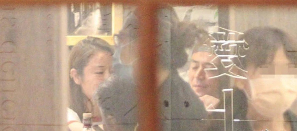 Thời gian này Hoắc Kiến Hoa hay tháp tùng vợ đi gặp bạn bè.