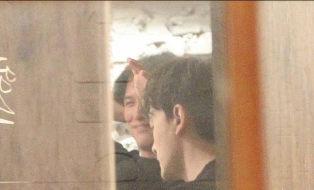 Tài tử Khưu Trạch đã ngà ngà say.