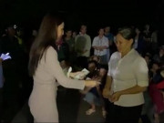Tin tức - Video cận cảnh Thủy Tiên phát tiền từ thiện bỗng hot trở lại, CĐM "mổ xẻ" những điểm bất thường