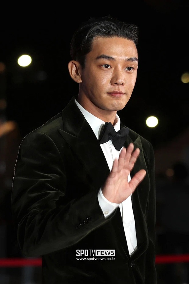 Yoo Ah In xuất hiện lạnh lùng tại thảm đỏ.