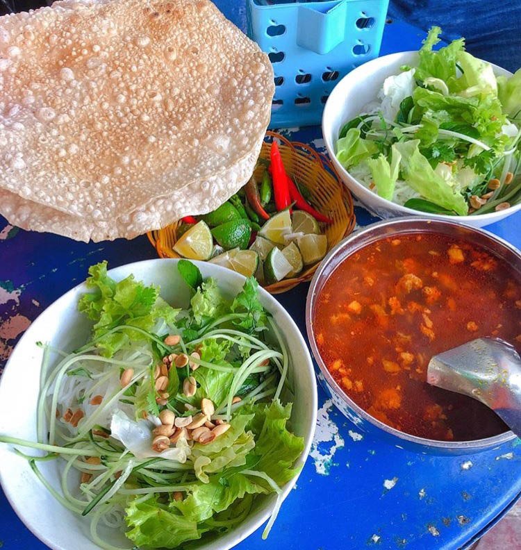 Tô bún và nước rạm được để riêng