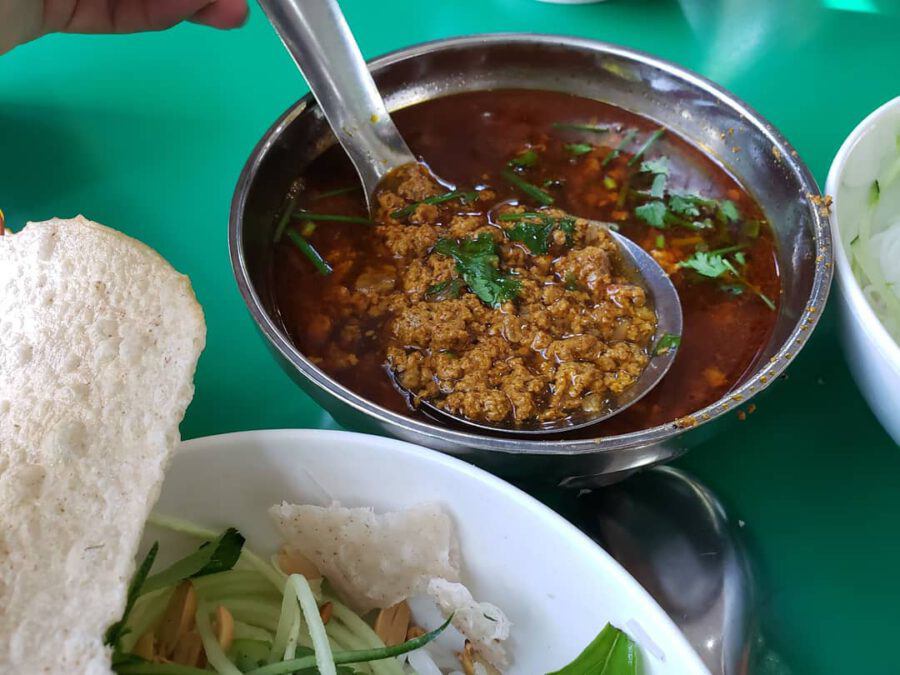 Tô nước rạm rất nhiều và béo ngậy nhưng vẫn thanh thanh không bị ngấy