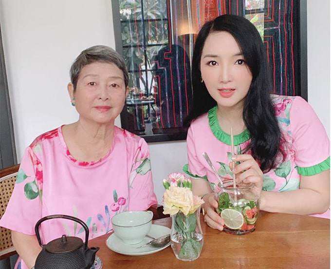 Hương sắc sẵn có, chị em Nữ hoàng ảnh lịch siêng giữ gìn: amp;#34;Cắt cơmamp;#34; 35 năm, ăn món vàng - 13