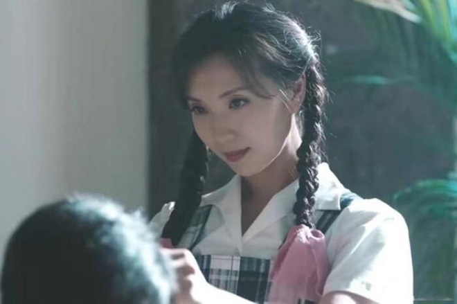 Trần Hảo tuổi 42 cưa sừng làm nghé với tóc thắt bím hai bên.