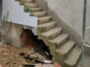 Tin tức - Ngửi thấy mùi hôi thối kỳ lạ trong tường, thợ xây đập ra bàng hoàng phát hiện sự thật