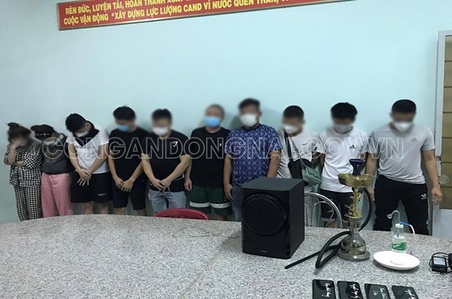 10 thành viên nhóm bán hàng bình ổn tụ tập thác loạn bị đưa về trụ sở công an.