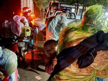 Người dân nghèo khăn gói cùng gia đình hồi hương: “Về nhà thôi, tới đâu tính tới đó”