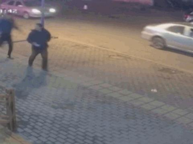 Clip Eva - Clip: Người đàn ông tung cú đá song phi hạ gục tên cướp như trong phim