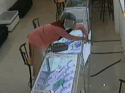 Clip Eva - Clip: Vờ mua hàng, bà bầu ra tay trộm điện thoại nhanh như chớp