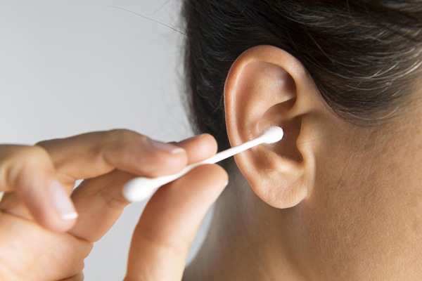 Dùng tăm bông ngoái tai có thể đẩy sâu ráy tai vào bên trong hơn. (Ảnh minh họa)