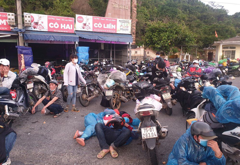Đại gia SG siêu giàu nhưng mộc mạc, gần gũi trên MXH, tặng xe máy cho người dân về quê - 1