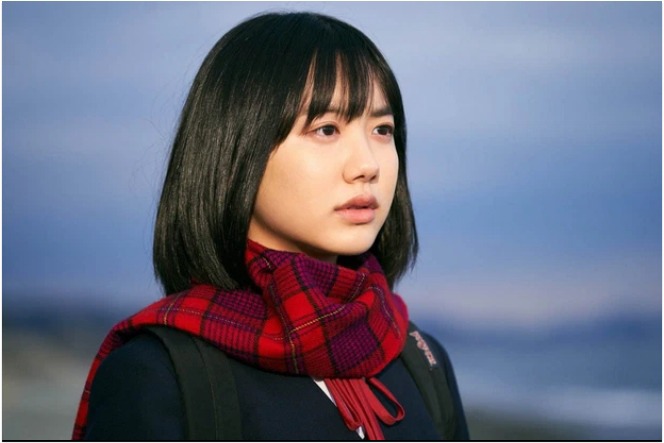 Lớn lên, Ashida kết hợp vừa học vừa đóng phim.