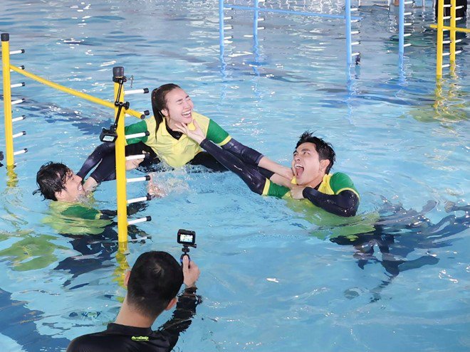 Lan Ngọc tụ tập cùng dàn sao Running Man tại nhà nhưng đôi tay amp;#34;dị dạngamp;#34; gây chú ý - 6