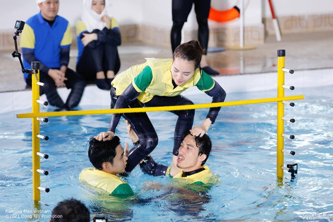 Lan Ngọc tụ tập cùng dàn sao Running Man tại nhà nhưng đôi tay amp;#34;dị dạngamp;#34; gây chú ý - 9