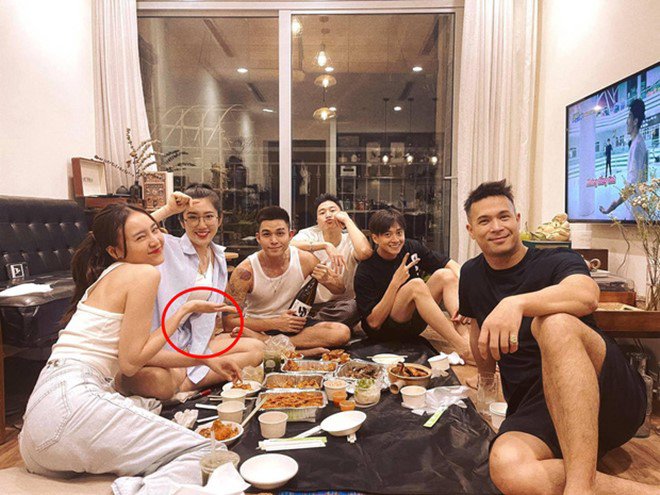 Cổ tay Lan Ngọc bị bóp méo bất thường.