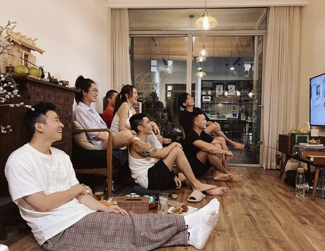 Dàn sao thân thiết tụ tập xem Running Man cùng nhau.