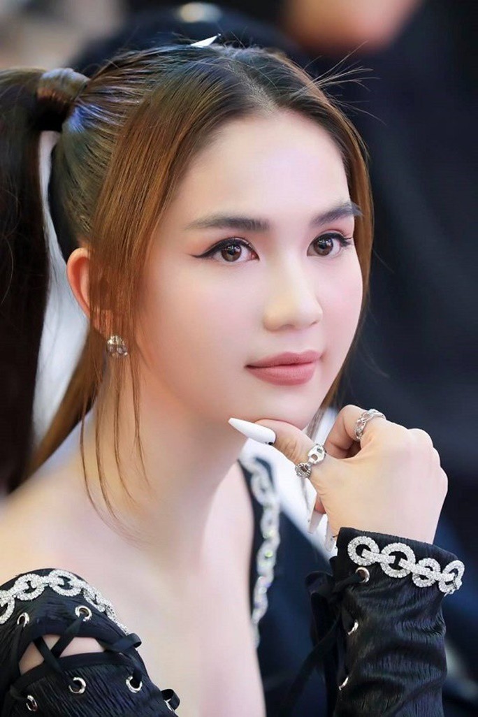 Dẫu vậy, dùng lens mắt cũng rất dễ bị phản tác dụng nếu chị em chọn lựa màu sắc không phù hợp hay chọn loại có tròng mắt quá to. Thông thường lens mắt phù hợp chỉ nên giao động từ tròng loại 14.0 tới 14.2 mà thôi. Loại to hơn sẽ càng khó đeo vào mắt mà trông lại rất giả trân.