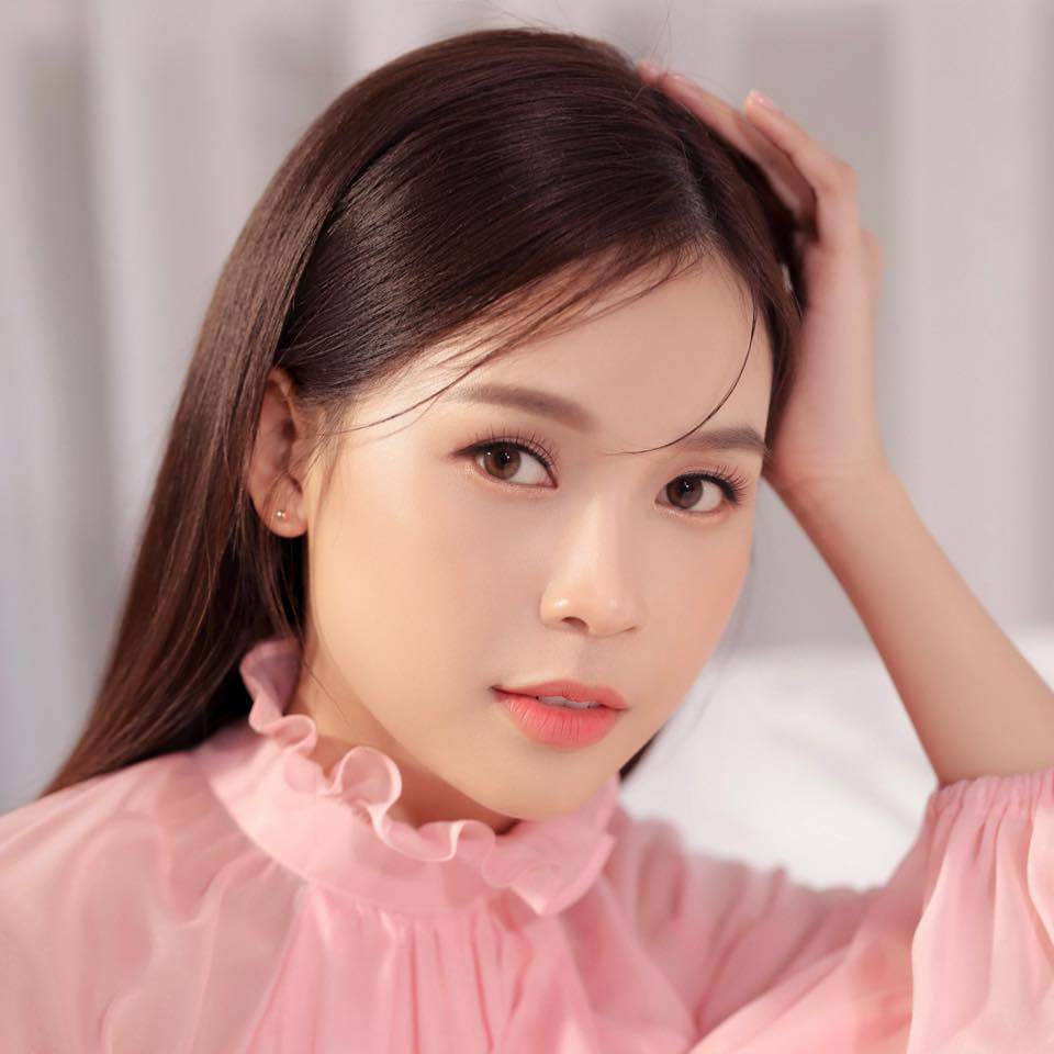 Nhan sắc hotgirl Sài Thành đời đầu sở hữu tài sản 50 tỷ ở tuổi 30 sau bao năm vẫn trong trẻo đến nức nở. Cô nàng theo đuổi hình tượng trong sáng, nữ tính và chưa có một lần có ý định chuyển hướng. Gout make up vì vậy cũng thường mỏng nhẹ như sương. 